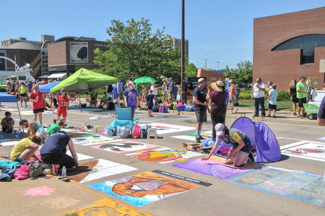 Community members draw with chalk on the streets 韦恩堡.